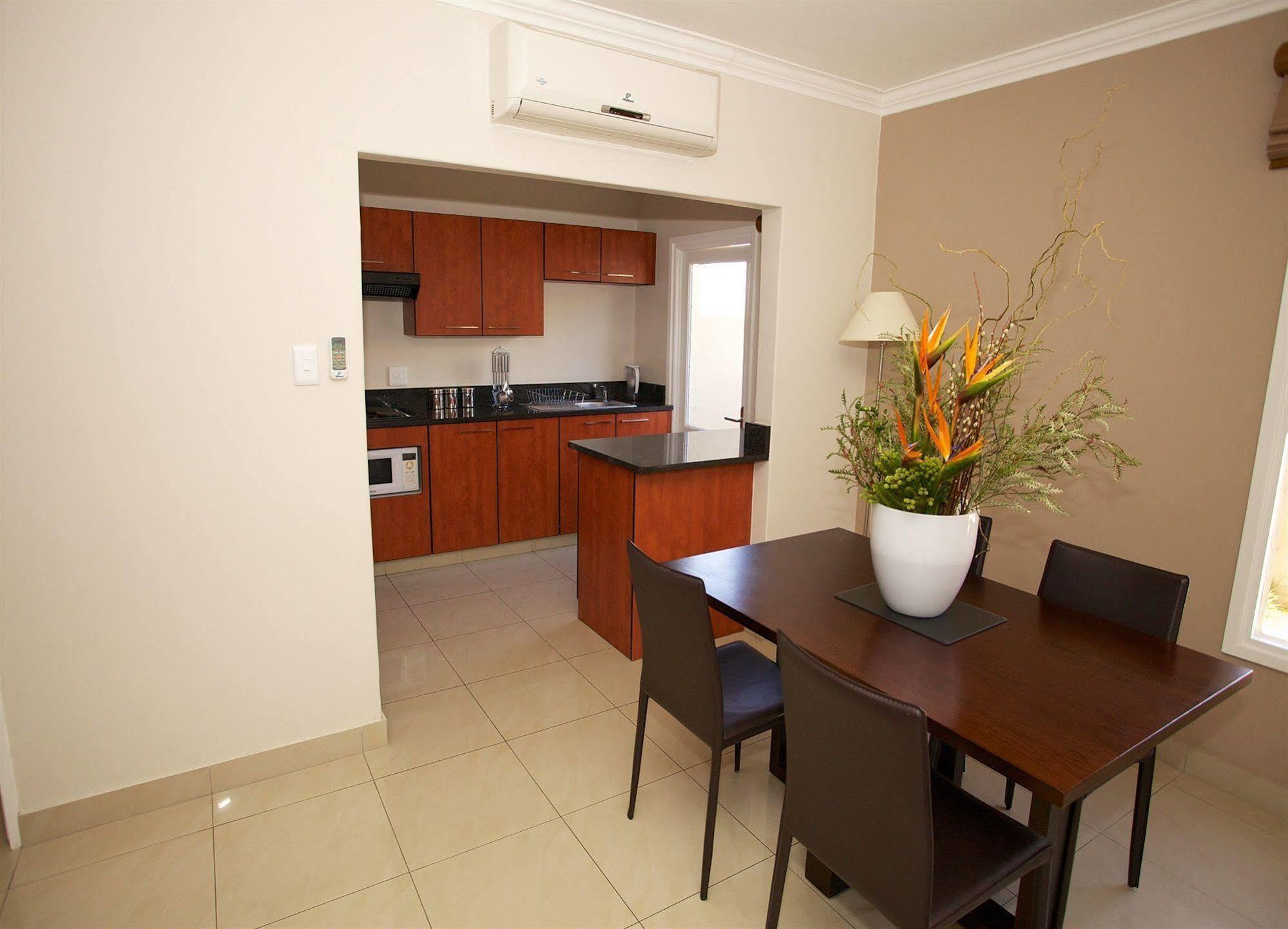 The Capital Villa Sandton Bagian luar foto
